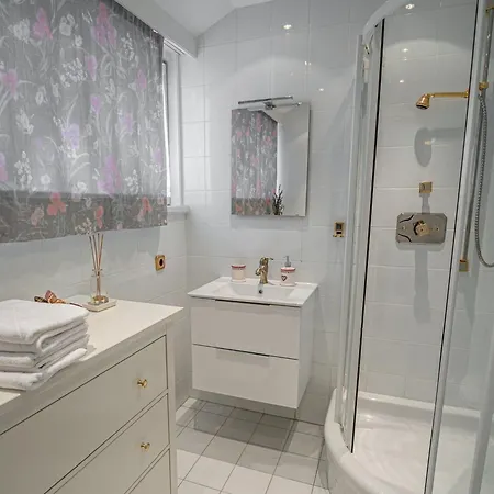 Вилла Lush And Spacious With Indoor Pool And Wellness - Seven Bedroom *